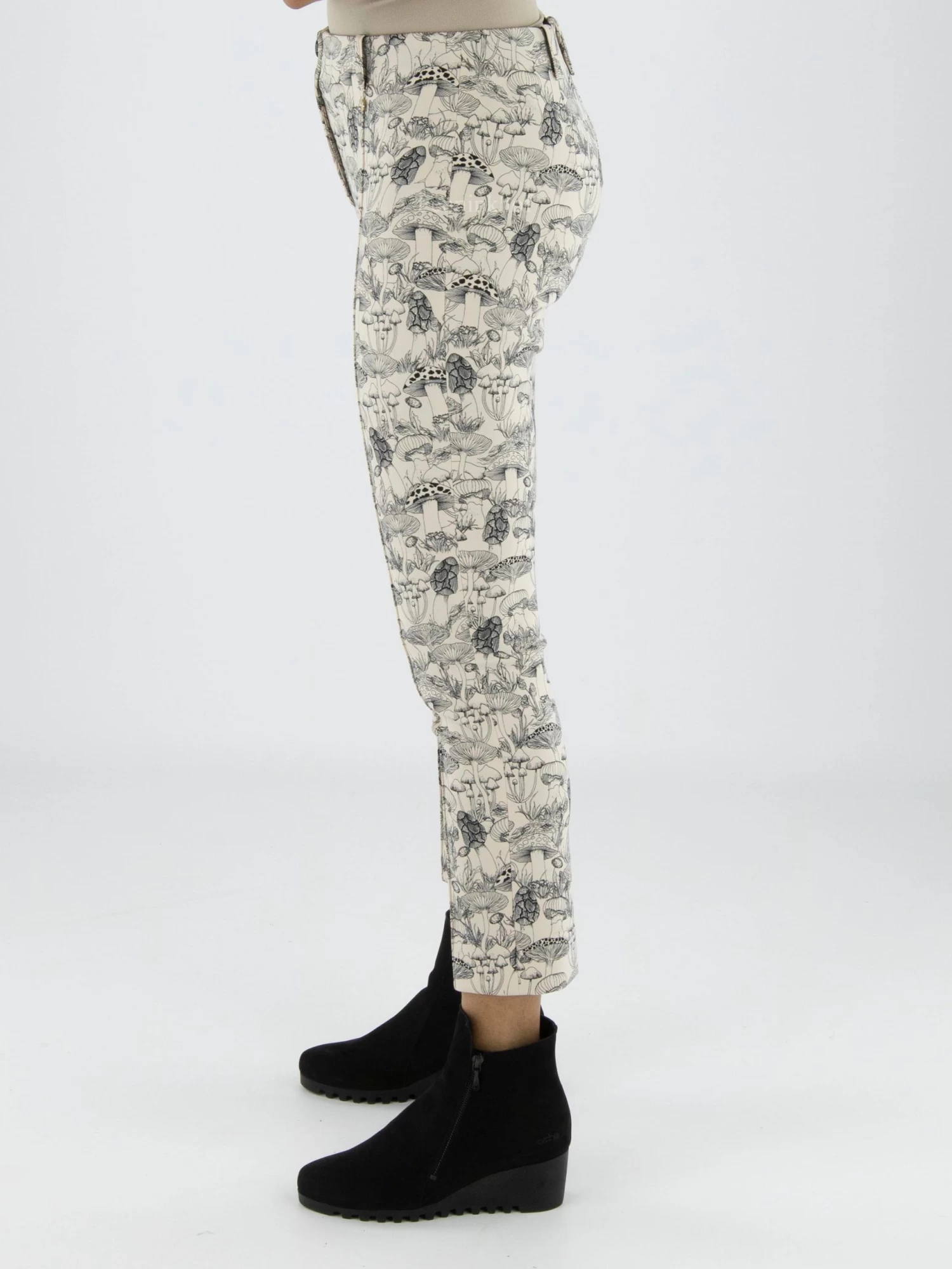 Marc Cain VC 81.11 J32 Pantalons Beige 5 Marc Cain VC 81.11 J32 Pantalons Beige - Afbeelding 3