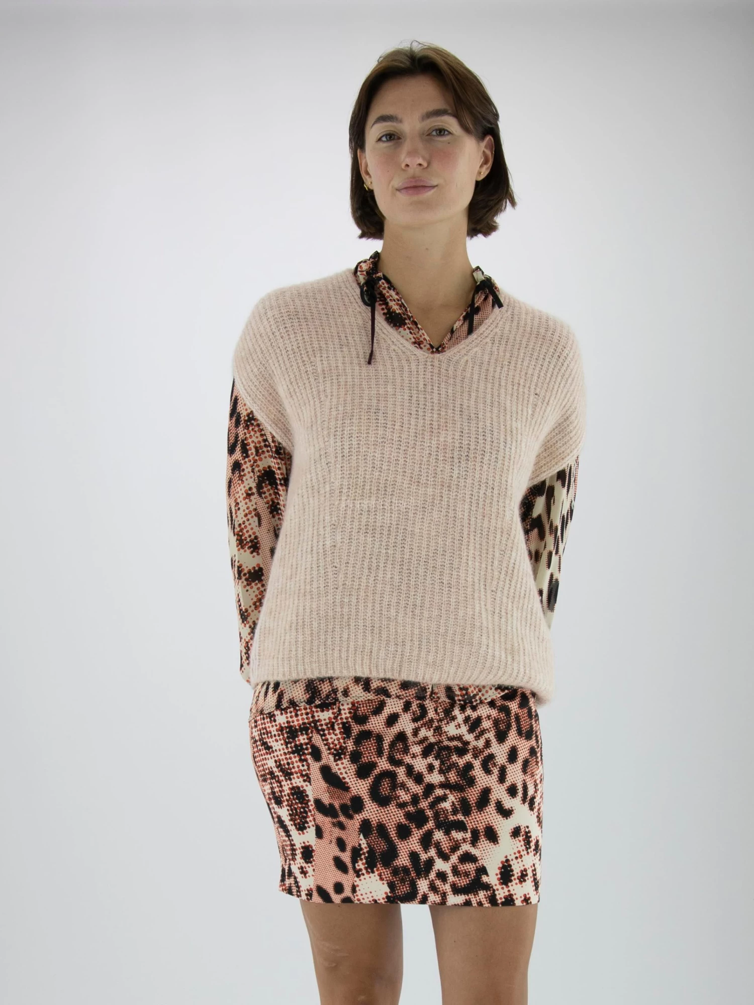 Marc Cain VS 42.01 M18 Tops Beige 4 Marc Cain VS 42.01 M18 Tops Beige - Afbeelding 2