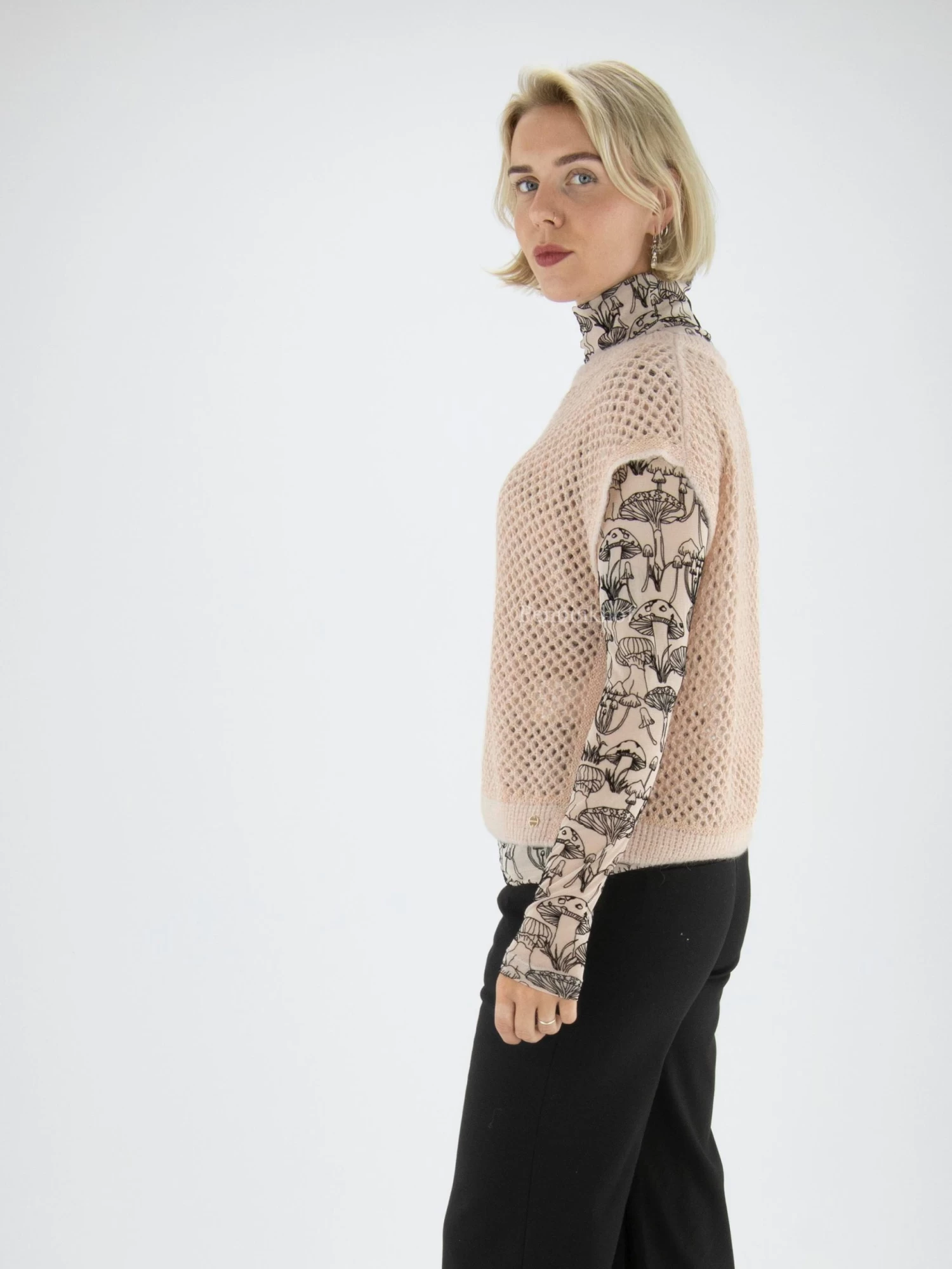 Marc Cain VC 42.02 M27 Tops Beige 4 Marc Cain VC 42.02 M27 Tops Beige - Afbeelding 2