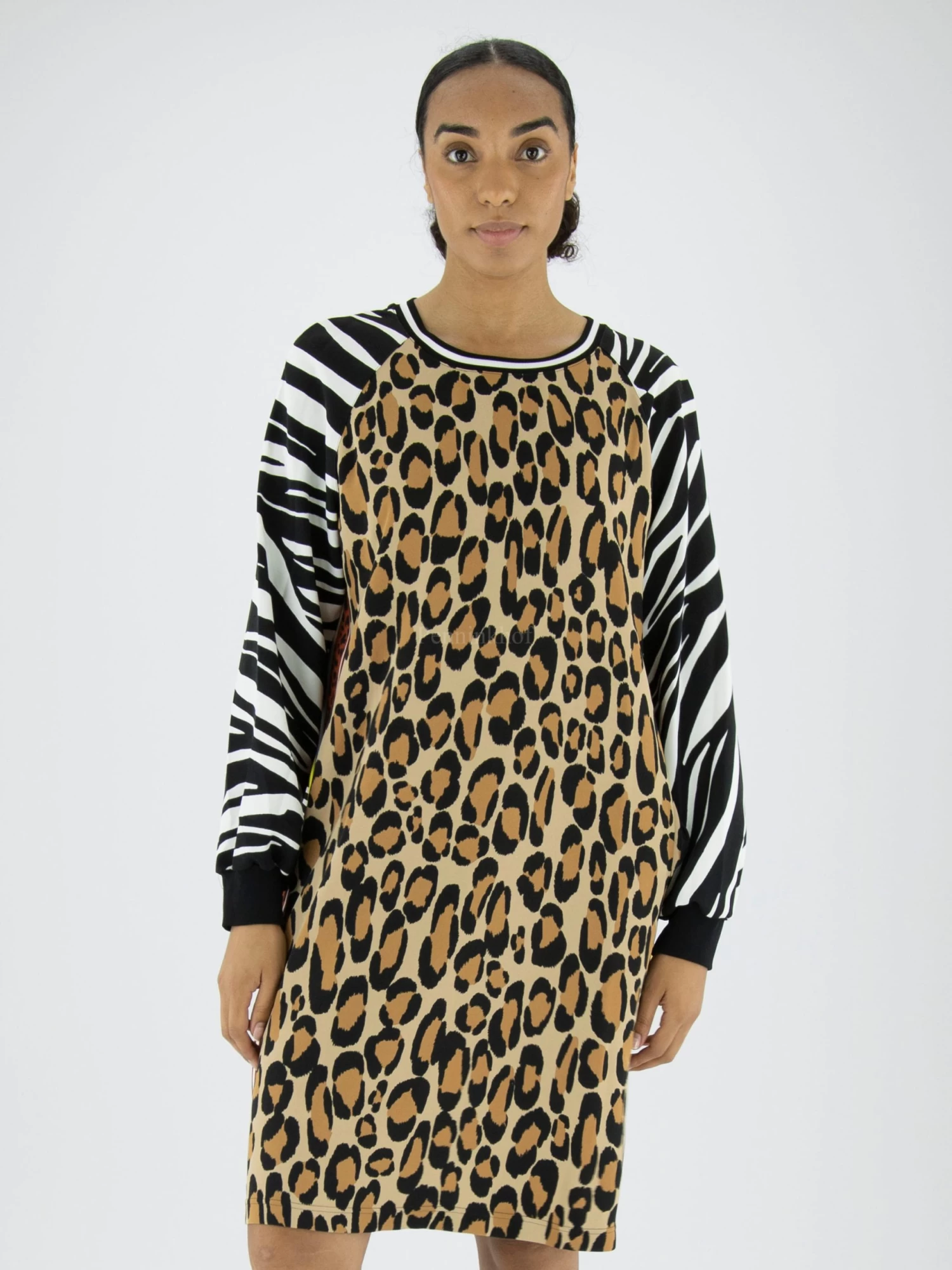 Marc Cain VS 21.10 W04 Jurken Bruin 4 Marc Cain VS 21.10 W04 Jurken Bruin - Afbeelding 2