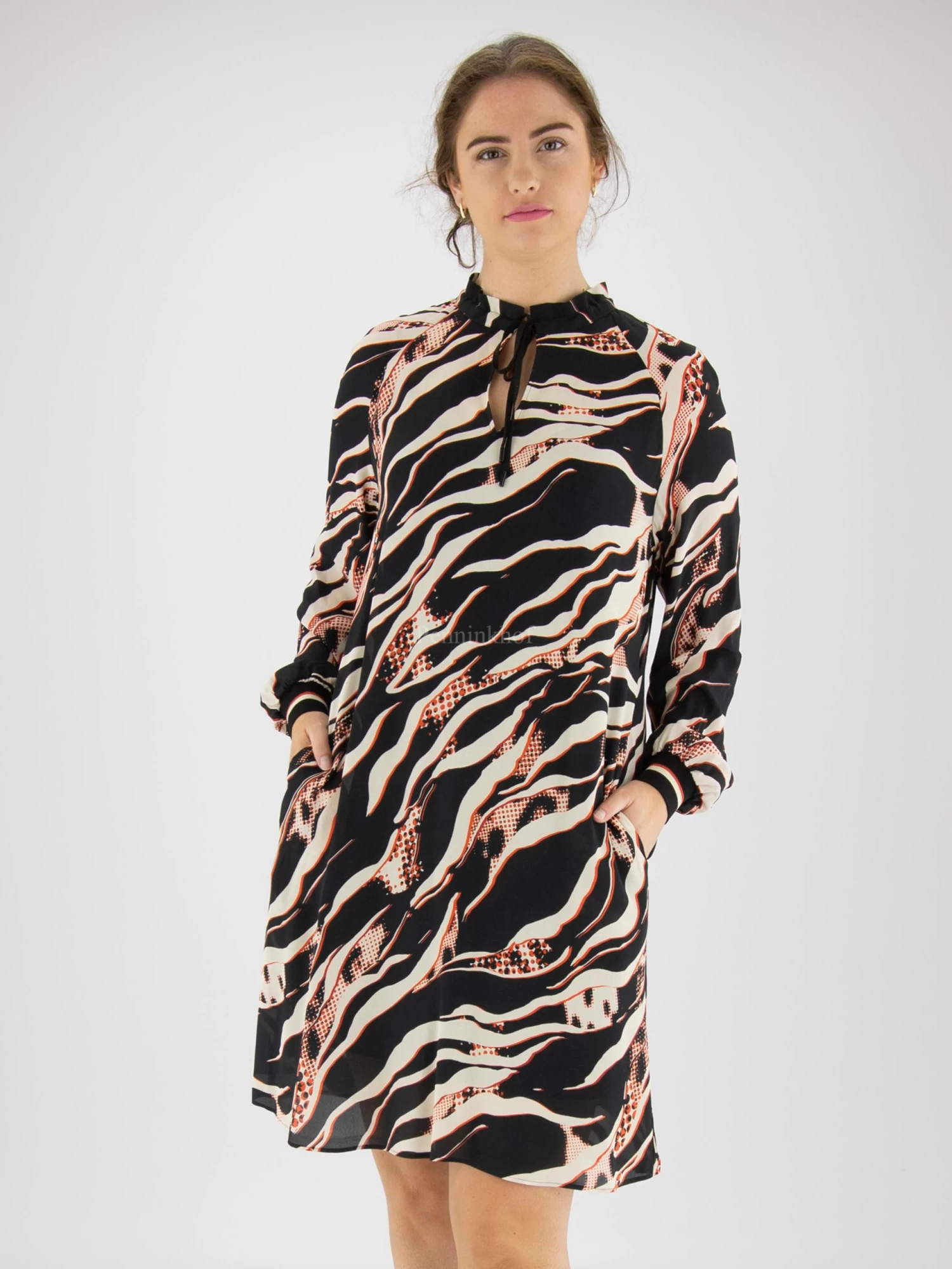 Marc Cain VS 21.03 W38 Jurken Zwart 4 Marc Cain VS 21.03 W38 Jurken Zwart - Afbeelding 2