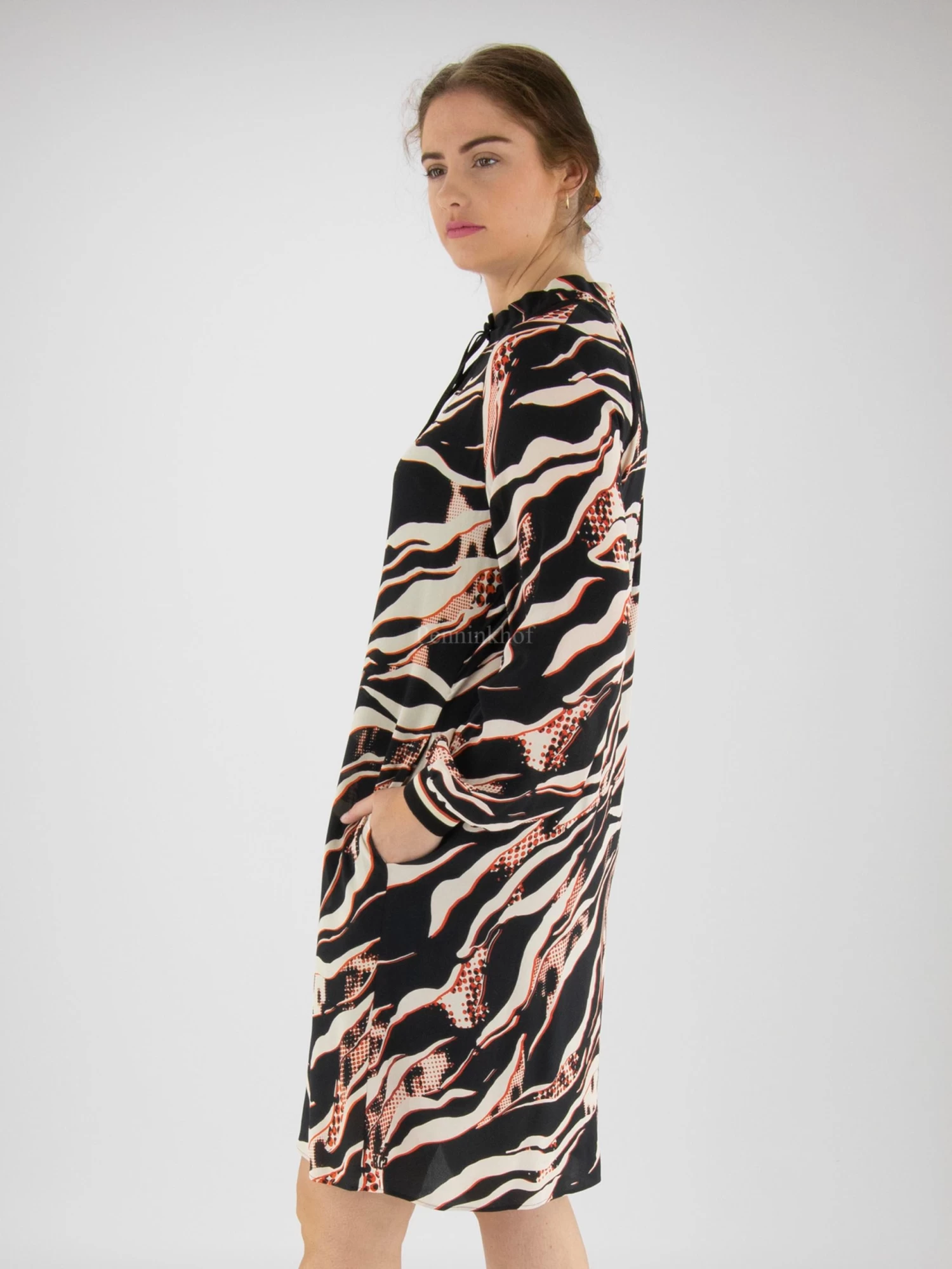 Marc Cain VS 21.03 W38 Jurken Zwart 5 Marc Cain VS 21.03 W38 Jurken Zwart - Afbeelding 3