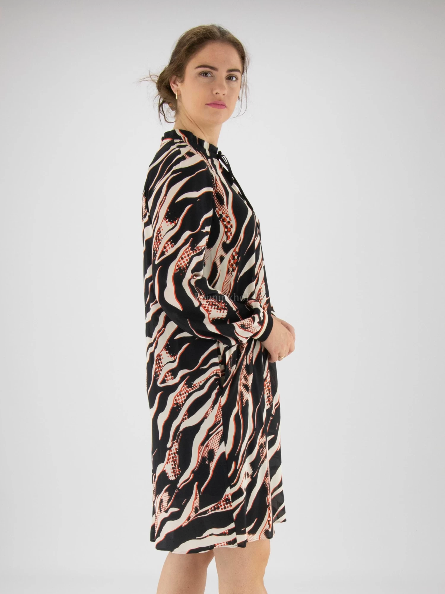 Marc Cain VS 21.03 W38 Jurken Zwart 7 Marc Cain VS 21.03 W38 Jurken Zwart - Afbeelding 5