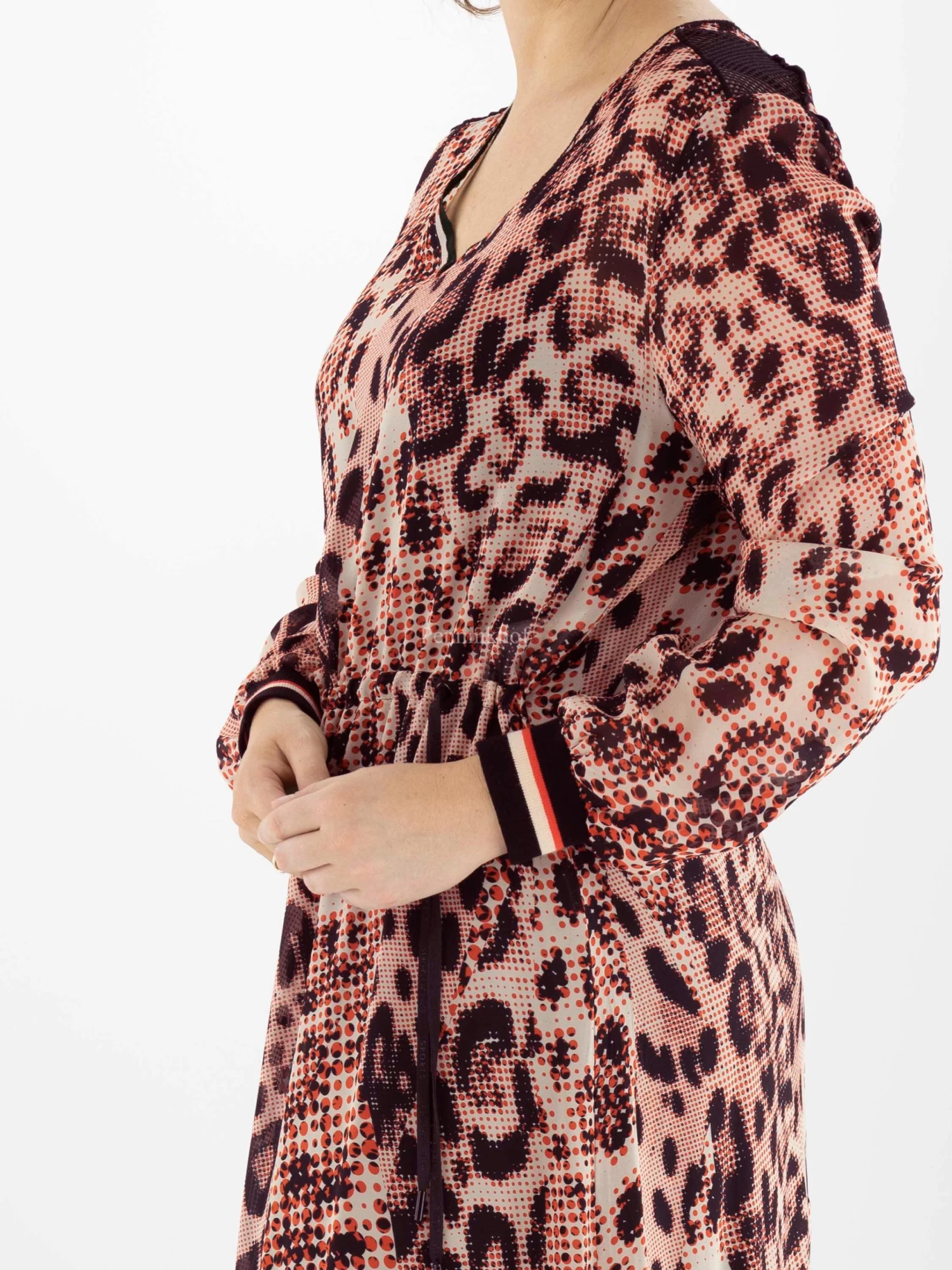 Marc Cain VS 21.04 W02 Jurken Rood 11 Marc Cain VS 21.04 W02 Jurken Rood - Afbeelding 9